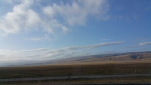 广阔蓝天草原风景图