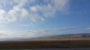 广阔蓝天与大地景观