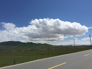 公路边的蓝天白云与远山