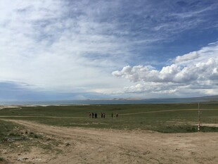 旷野土路 蓝天白云下风景