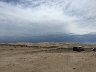 荒漠中的车辆与广袤天空