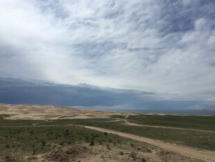 旷野中的蜿蜒小路