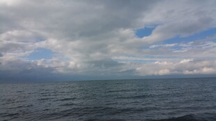 广阔海面与多云天空