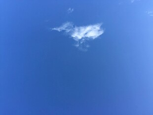 蓝天中的孤独白云