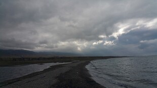 阴沉海岸边的壮阔海景