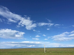 草原蓝天美景