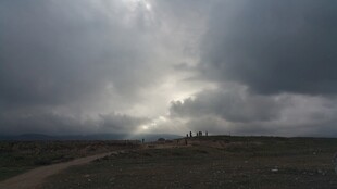 乌云密布下的开阔景象