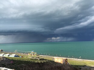 海边乌云压境的壮阔景象