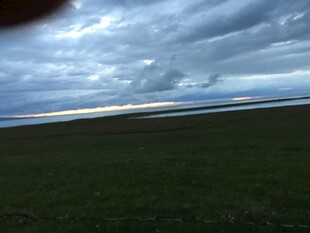 草原上空的多云景象