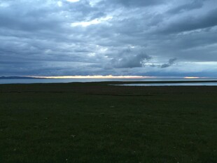 草原上空的厚重云层
