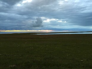 草原上空的壮丽云层景观