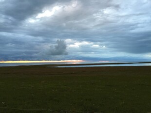 草原上空的阴云密布景象