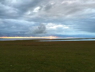 草原上的多云天空景观
