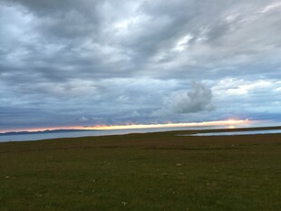 草原上空的壮丽云层景观
