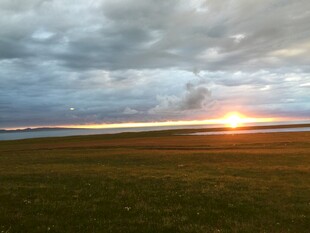 草原日落时分壮丽景象
