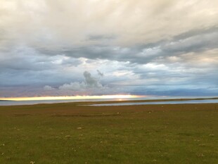 草原上空的壮丽云层景观