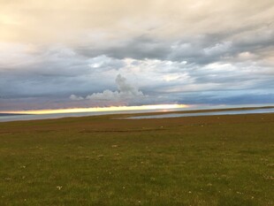 草原上的多云天空景观