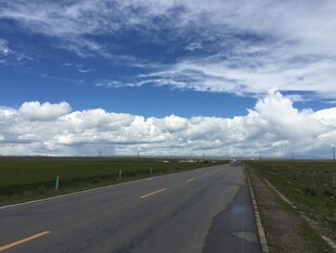 宽阔公路伸向蓝天白云