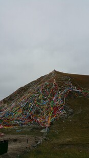 山坡上的五彩经幡