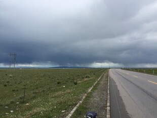 公路伸向乌云笼罩的远方