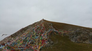 山坡上的五彩经幡