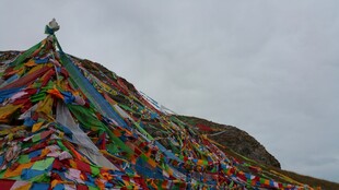 五彩经幡堆 高原独特风景