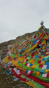 五彩经幡装点山间
