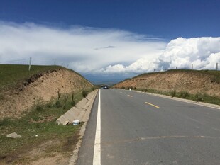 宽阔公路延伸向远方