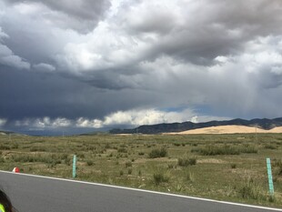 公路边的壮阔乌云景观