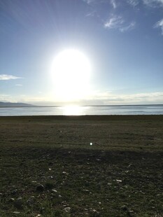 阳光下的开阔原野风光