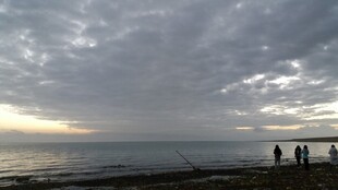 海边黄昏下的几人身影