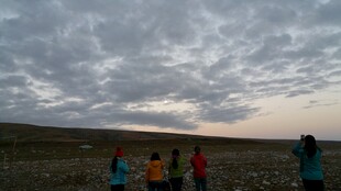 草原上的人群与天空美景