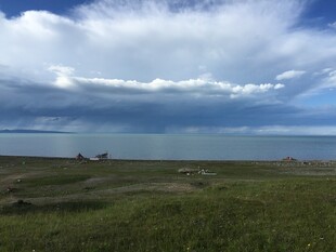 草原湖畔的壮阔天空景观