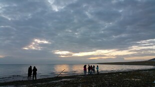 海边日落时的人群剪影