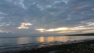 海边日落的美丽天空