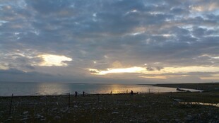 海边日落时分的壮美天空