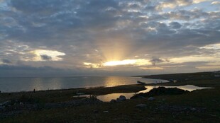 日落时分的美丽湖景