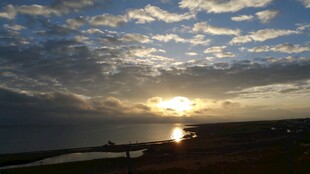 日落时分的海边壮丽天空