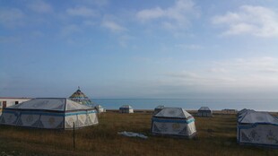 草原上的蒙古包景色