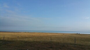 广阔原野与蓝天相接之景