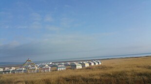 草原边的海边建筑景观