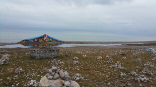 草原上的彩色帐篷