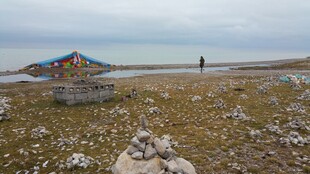 海边孤独小屋与漫步身影