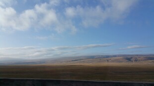 广阔草原上的蓝天白云