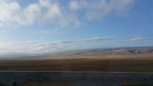 广阔草原上的蓝天白云