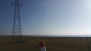 旷野中的高耸输电塔