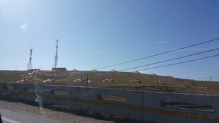 公路旁的电力设施景观