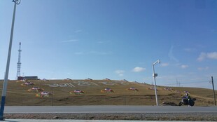 开阔公路旁的蓝天与草地