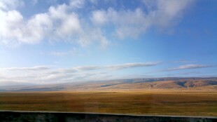 广袤草原上的蓝天白云