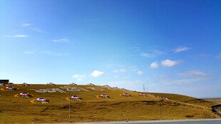 草原上的村落与蓝天